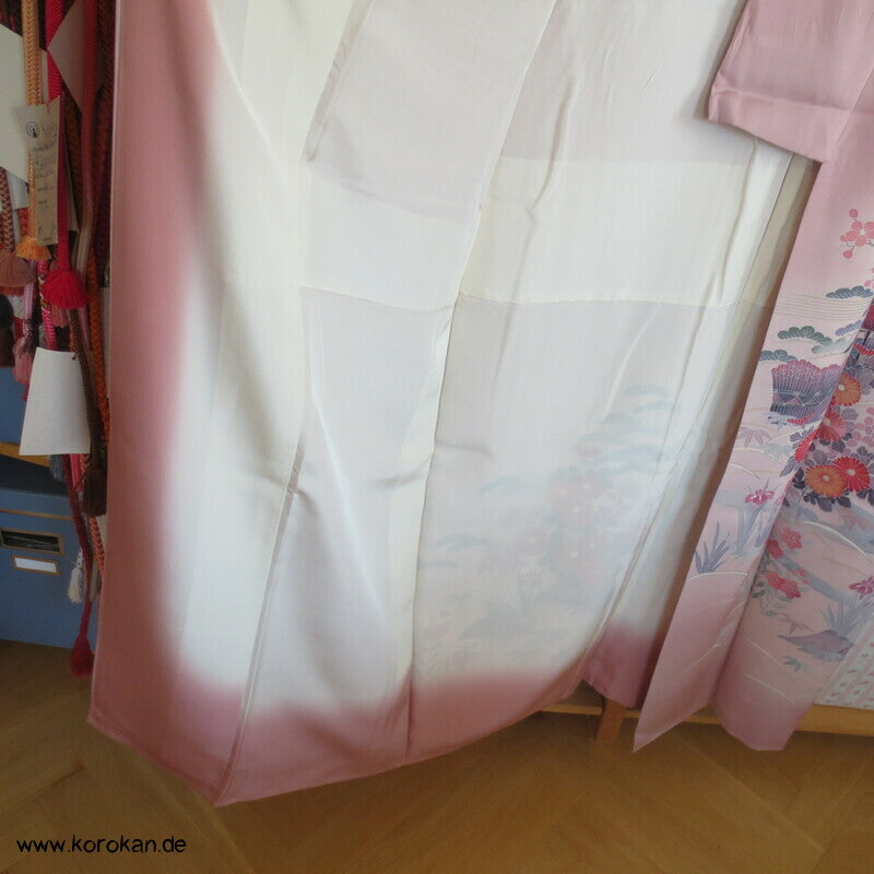 Tsukesage Seidencrepe Kimono mit Gartentor, Blüten und Fluss, teilbestickt
