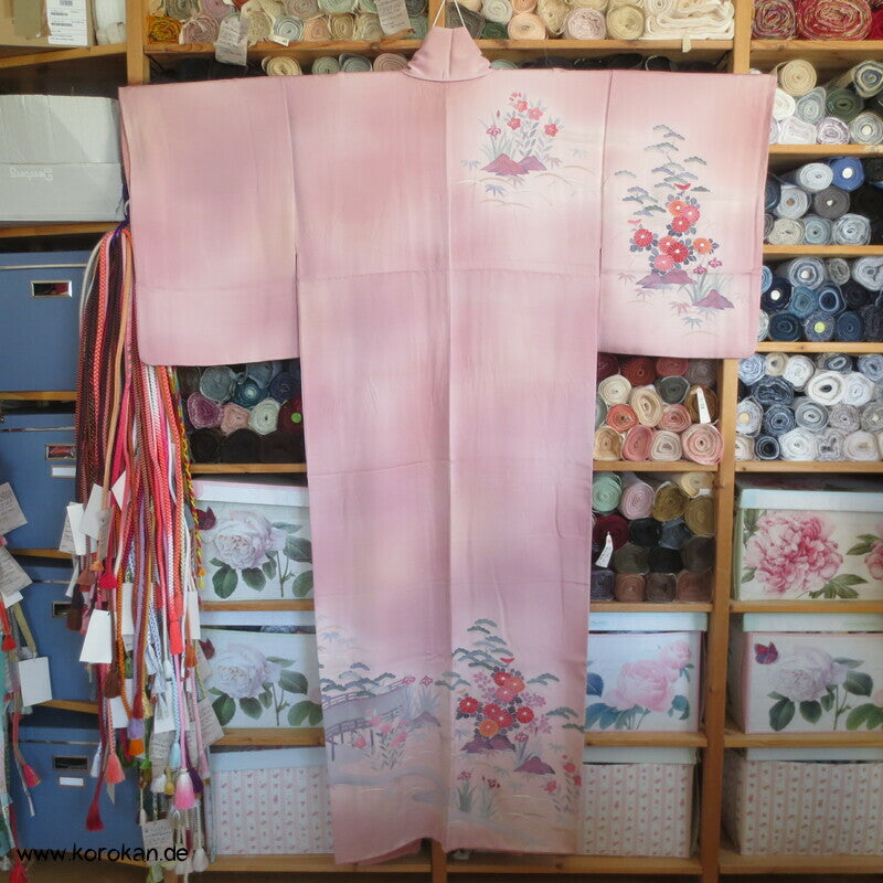 Tsukesage Seidencrepe Kimono mit Gartentor, Blüten und Fluss, teilbestickt