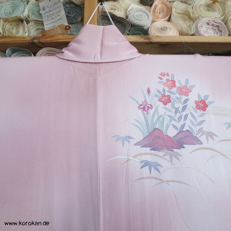 Tsukesage Seidencrepe Kimono mit Gartentor, Blüten und Fluss, teilbestickt