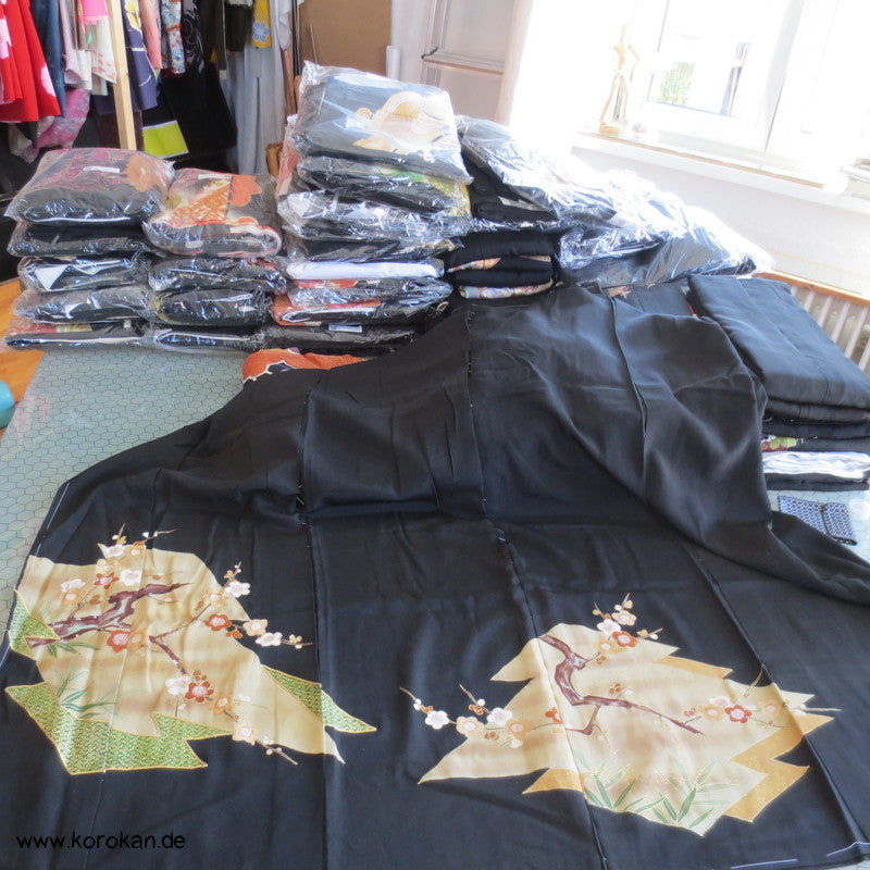 Tomesode Kirschzweige und Goldstickerei Seiden Karieba Kimono