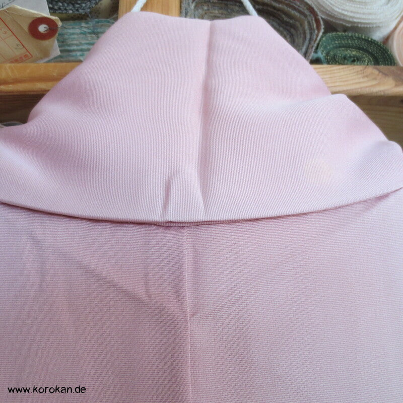 Tsukesage Seidencrepe Kimono mit Gartentor, Blüten und Fluss, teilbestickt