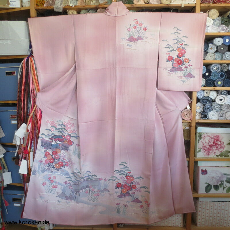 Tsukesage Seidencrepe Kimono mit Gartentor, Blüten und Fluss, teilbestickt