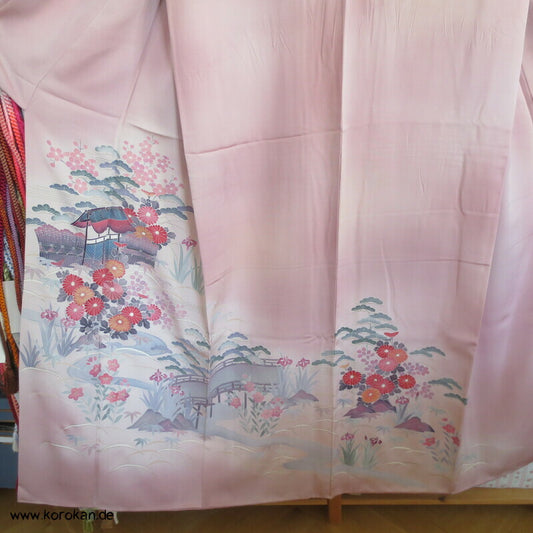 Tsukesage Seidencrepe Kimono mit Gartentor, Blüten und Fluss, teilbestickt