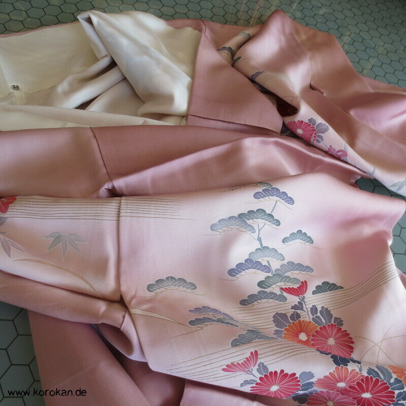 Tsukesage Seidencrepe Kimono mit Gartentor, Blüten und Fluss, teilbestickt