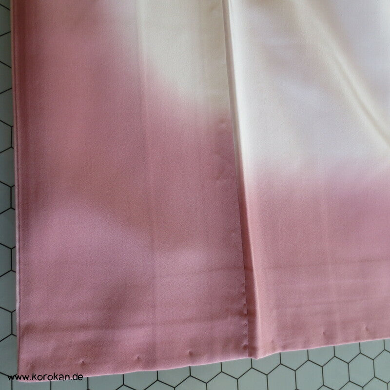 Tsukesage Seidencrepe Kimono mit Gartentor, Blüten und Fluss, teilbestickt
