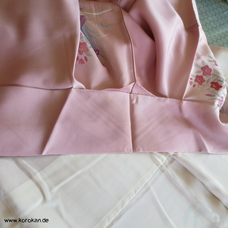 Tsukesage Seidencrepe Kimono mit Gartentor, Blüten und Fluss, teilbestickt