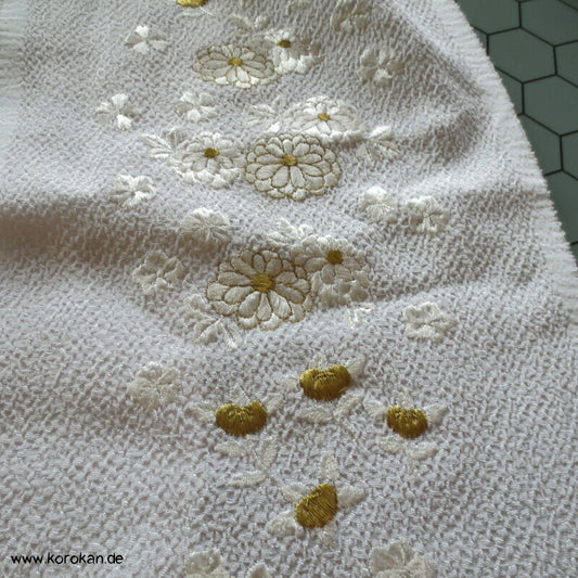 Han Eri bestickter weißer Chirimen Seidencrepe Kragenstreifen