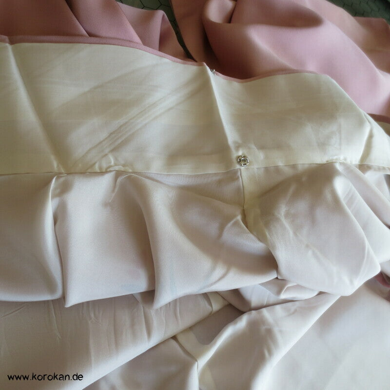 Tsukesage Seidencrepe Kimono mit Gartentor, Blüten und Fluss, teilbestickt