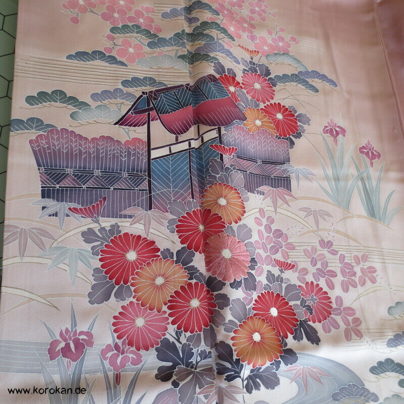 Tsukesage Seidencrepe Kimono mit Gartentor, Blüten und Fluss, teilbestickt