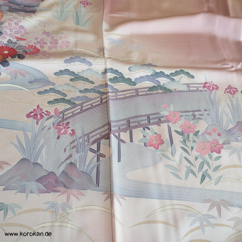 Tsukesage Seidencrepe Kimono mit Gartentor, Blüten und Fluss, teilbestickt