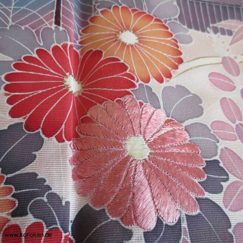 Tsukesage Seidencrepe Kimono mit Gartentor, Blüten und Fluss, teilbestickt