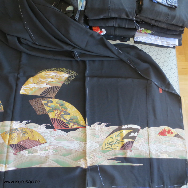 Tomesode treibende Fächer auf Fluss Stickerei Seiden Kimono Karieba