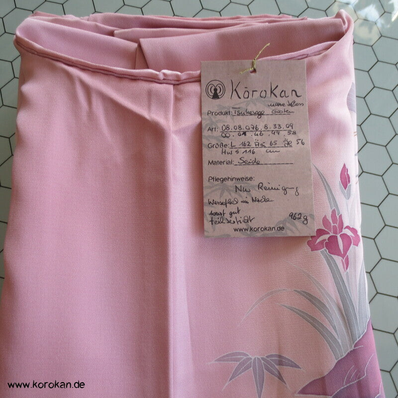 Tsukesage Seidencrepe Kimono mit Gartentor, Blüten und Fluss, teilbestickt