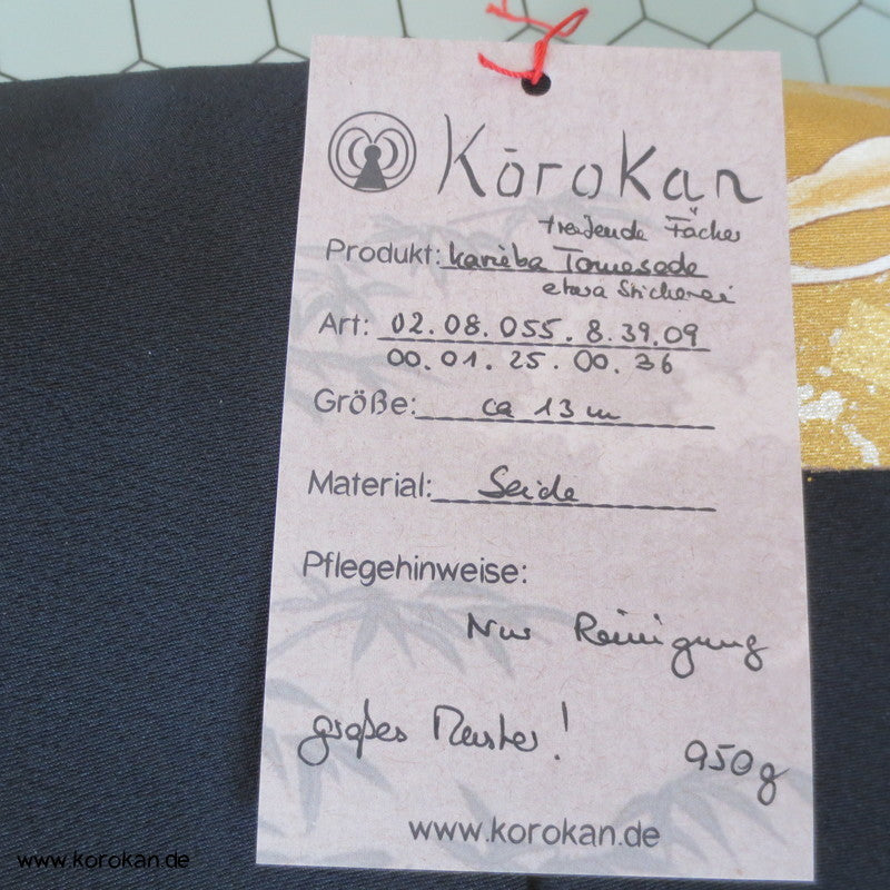 Tomesode treibende Fächer auf Fluss Stickerei Seiden Kimono Karieba