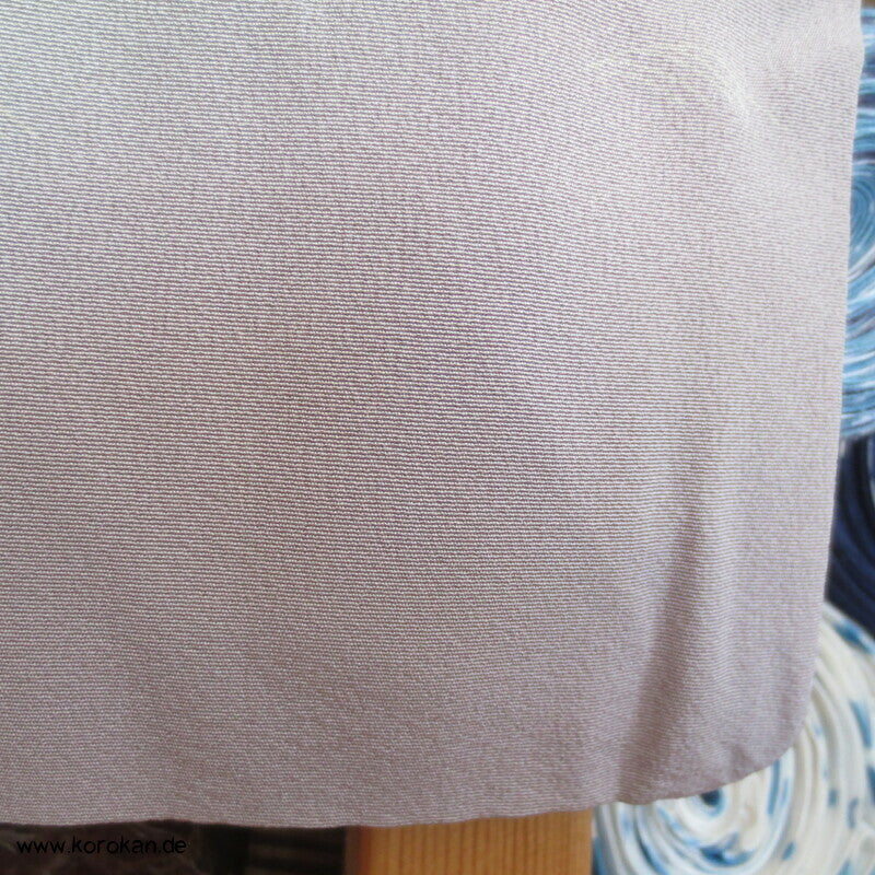 Tsukesage Kimono mauve Seidencrepe mit Gartenmotiven