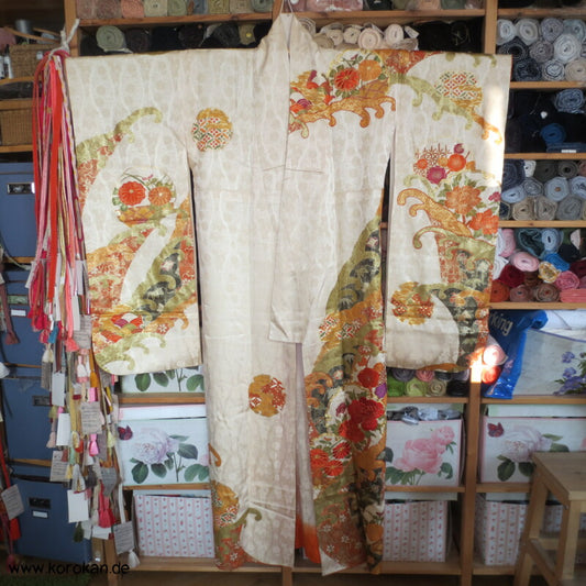 gestickte Wellen, Chrysanthemen, viele Details Seiden Furisode