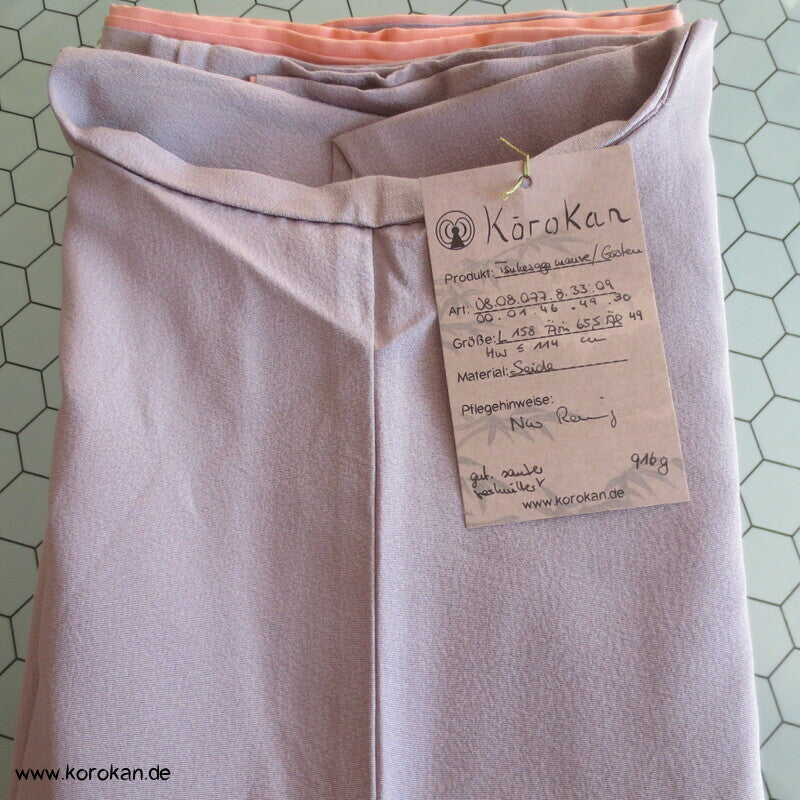 Tsukesage Kimono mauve Seidencrepe mit Gartenmotiven