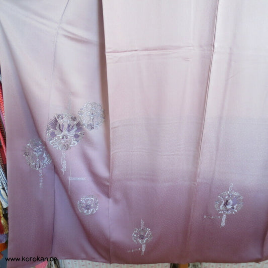 Tsukesage Kimono mauve Seidendamast bestickt