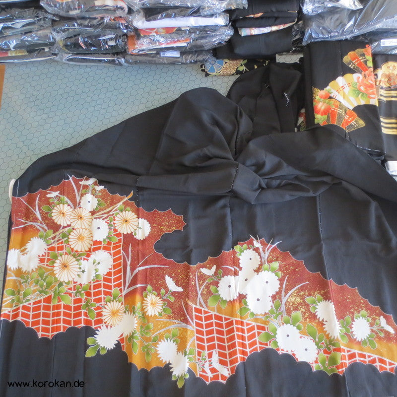 Tomesode Chrysanthemen, Golddruck/ -stickerei Seiden Kimono Karieba