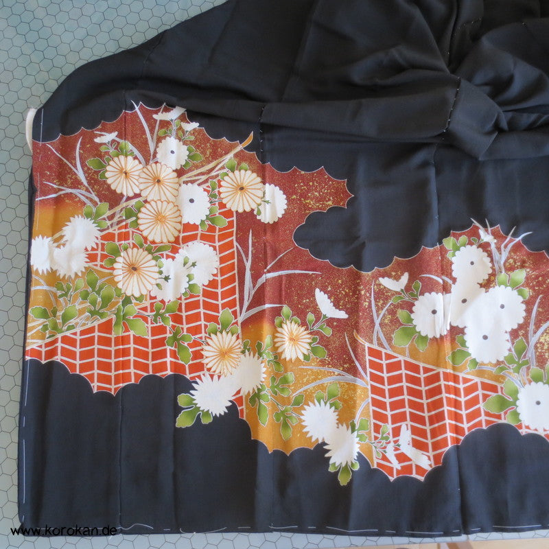 Tomesode Chrysanthemen, Golddruck/ -stickerei Seiden Kimono Karieba