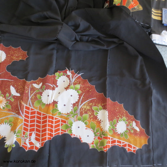 Tomesode Chrysanthemen, Golddruck/ -stickerei Seiden Kimono Karieba