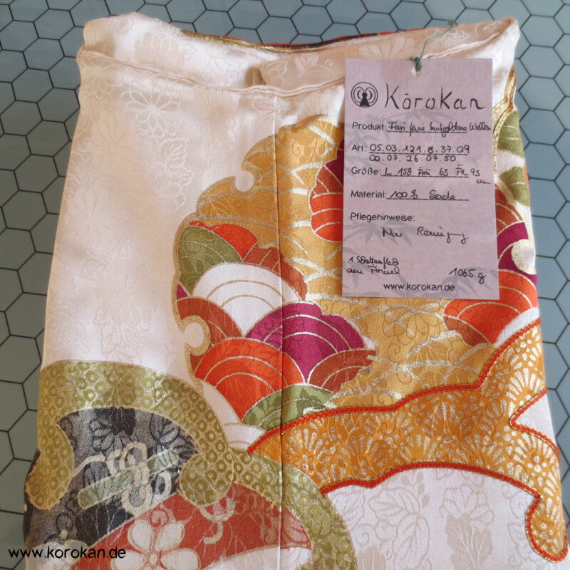 gestickte Wellen, Chrysanthemen, viele Details Seiden Furisode