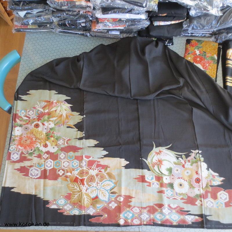 Tomesode Blumen, Golddruck/ -stickerei Seiden Kimono Karieba