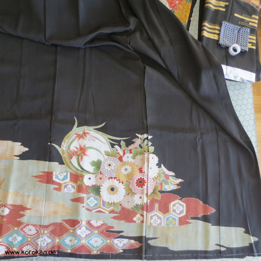 Tomesode Blumen, Golddruck/ -stickerei Seiden Kimono Karieba