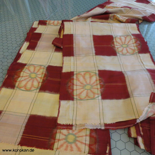 rote Kasuri Karos mit Kiku antike Araihari Kimono Meisen Seide