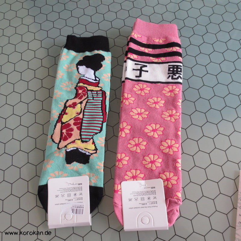 große bunte Socken ohne Zehenabtrennung mit Japanmotiven