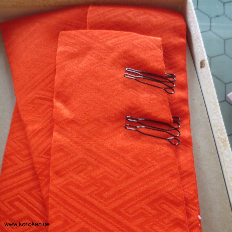 Kasane Eri Kimono Kragen gepolstert, Sayagata Damast Seide, in Box