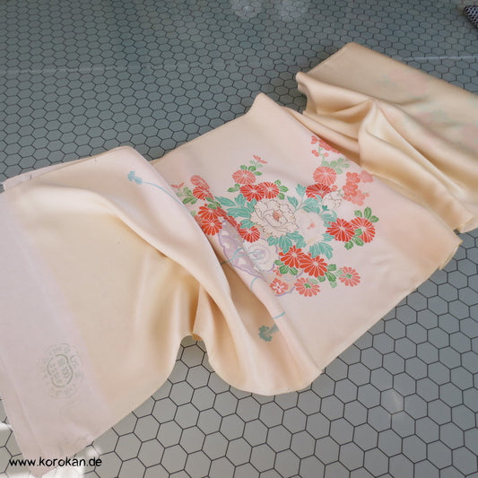 Yuzen Blumen mit Golddruck auf Schneegestöber Tanmono