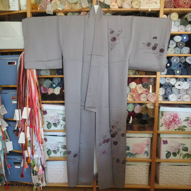 Tsukesage Kimono graumauve Seidendamast teilbestickt