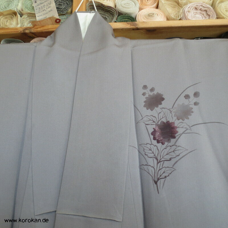 Tsukesage Kimono graumauve Seidendamast teilbestickt