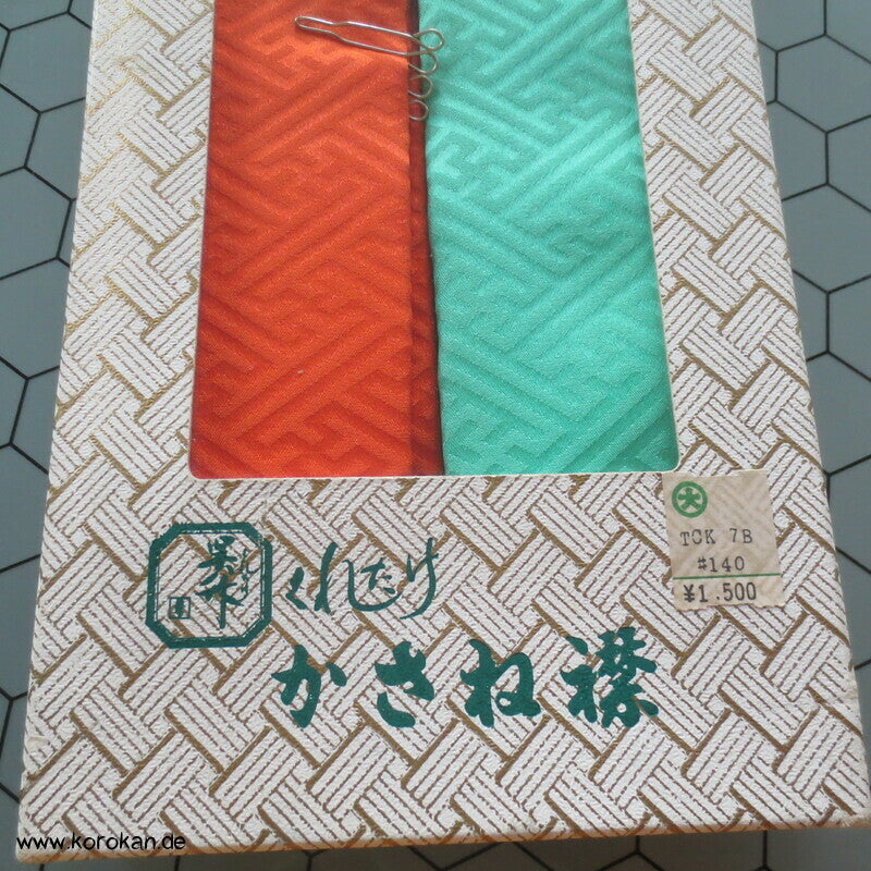 2 Kasane Eri Kimono Kragen gepolstert, Sayagata Damast Seide, in Box