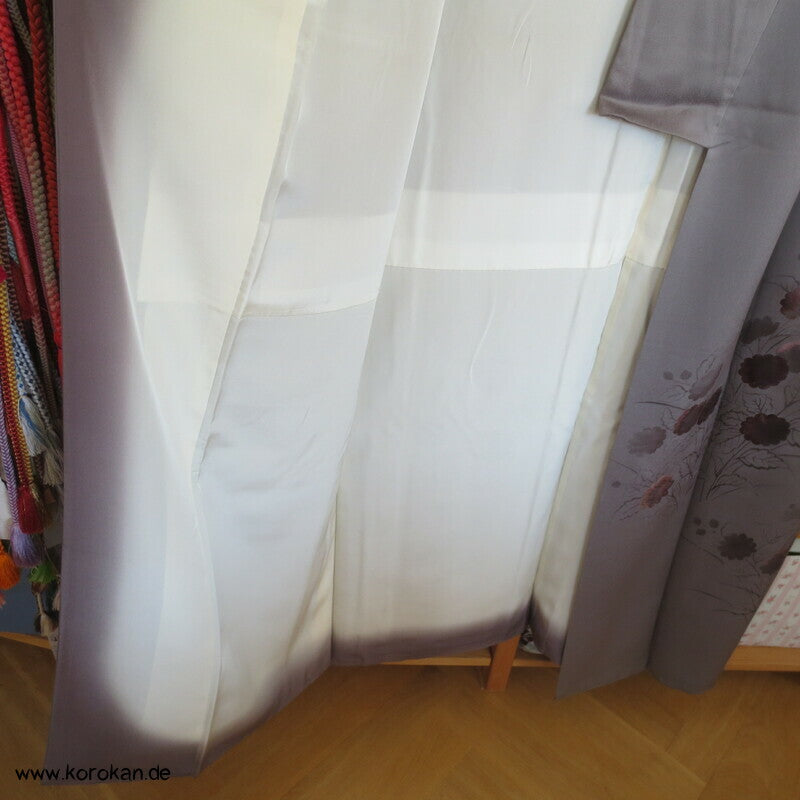 Tsukesage Kimono graumauve Seidendamast teilbestickt
