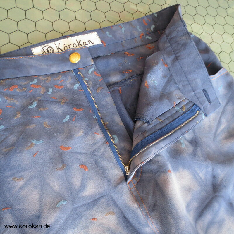 Jeans aus Kimono Seide mit eingewebten Fächern, gebatikt, Gr. 38