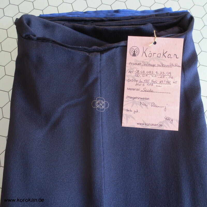 Tsukesage Kimono Seide dunkelblau mit Schatzkisten und Blumen