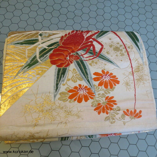 Languste / Ebi Krabbe zwischen Blüten Nagoya Obi Seidenbrokat Kimonogürtel