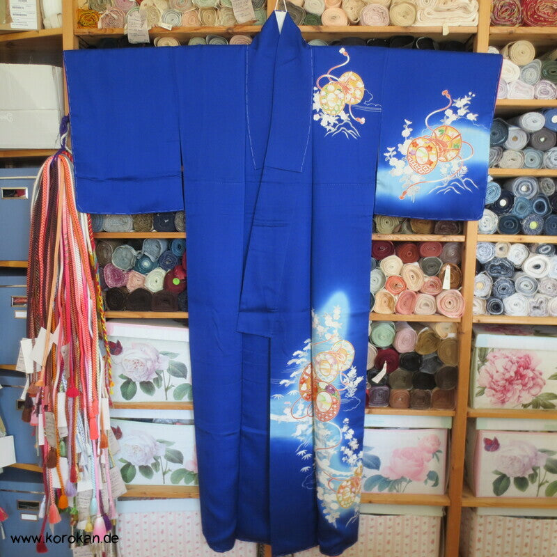 Tsukesage Kimono Seide kobaltblau mit Handtrommeln, teilbestickt