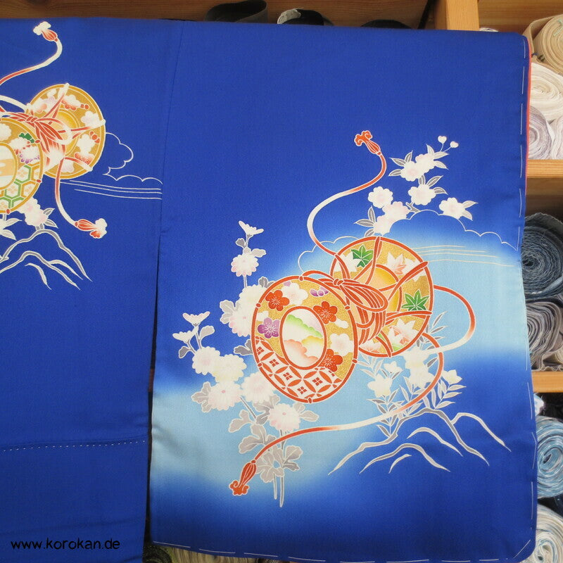 Tsukesage Kimono Seide kobaltblau mit Handtrommeln, teilbestickt