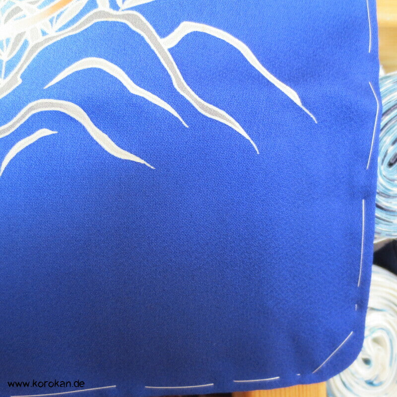 Tsukesage Kimono Seide kobaltblau mit Handtrommeln, teilbestickt