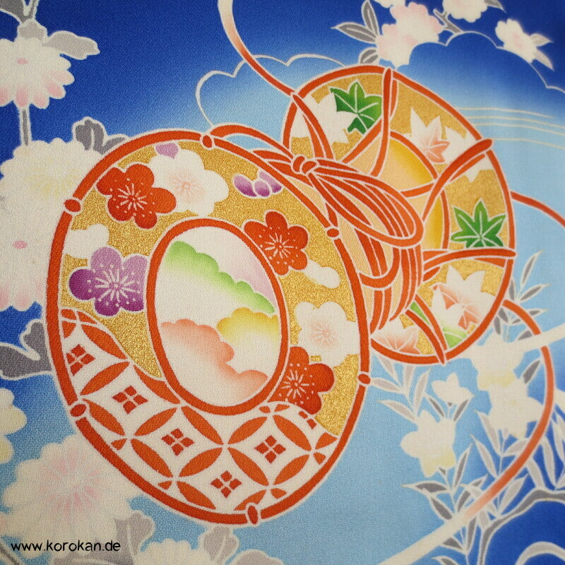 Tsukesage Kimono Seide kobaltblau mit Handtrommeln, teilbestickt