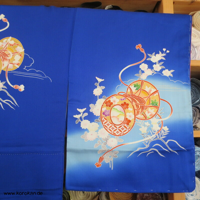 Tsukesage Kimono Seide kobaltblau mit Handtrommeln, teilbestickt
