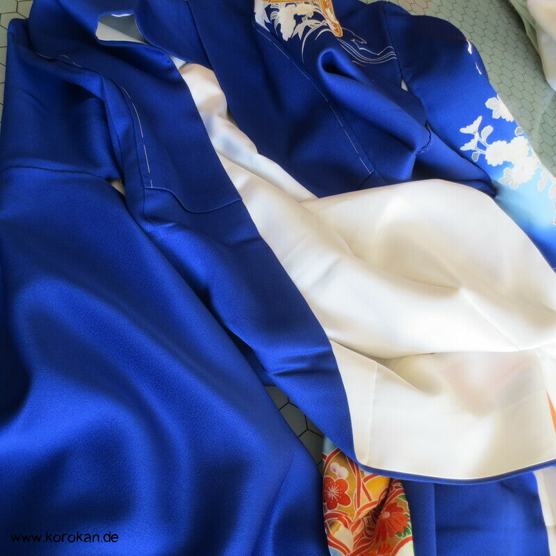 Tsukesage Kimono Seide kobaltblau mit Handtrommeln, teilbestickt
