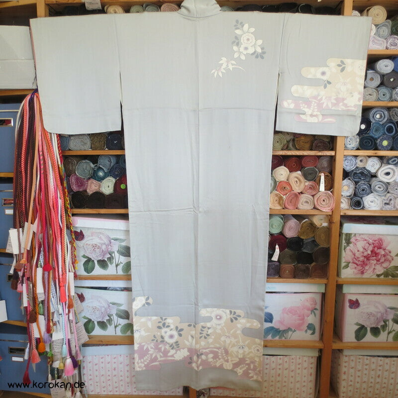 Tsukesage Kimono hellgrau Kamelien in Nebel