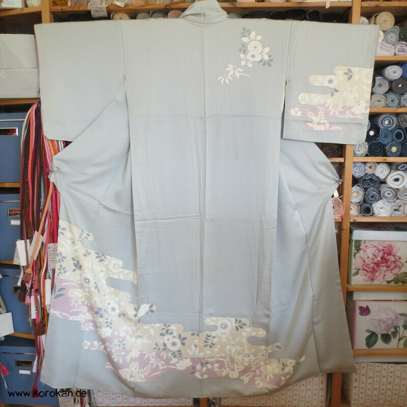 Tsukesage Kimono hellgrau Kamelien in Nebel