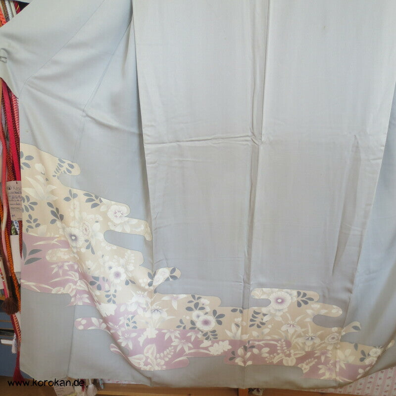 Tsukesage Kimono hellgrau Kamelien in Nebel