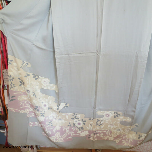 Tsukesage Kimono hellgrau Kamelien in Nebel