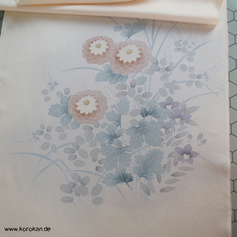 Kugelchrysanthemen mit Teilstickerei, Tanmono